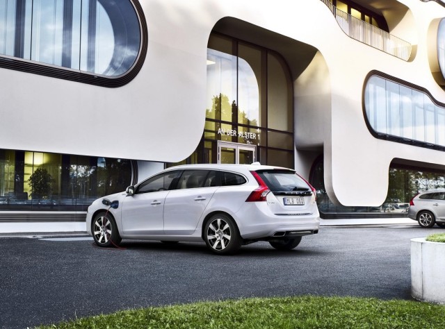 Volvo V60 D6 AWD Plug-in Hybrid (1).jpg